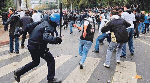 25 de suporteri și 9 polițiști au ajuns la spital după violențele de la Bursaspor - Beșiktaș