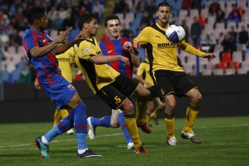 Steaua și FC Brașov au încheiat nedecis, 0-0, meciul tur din semifinalele Cupei României