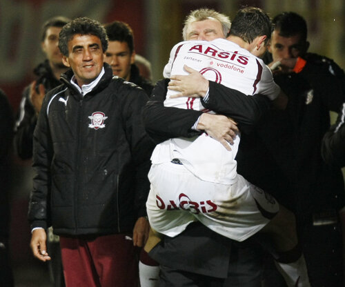 Imediat după 1-0, Grigore a sărit în braţele preşedintelui executiv Foto: Gabriela Arsenie
