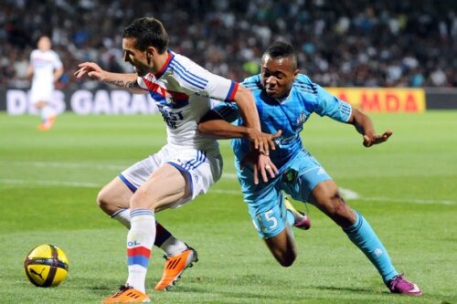 Lyonezul Anthony Reveillere în duel cu Jordan Ayew