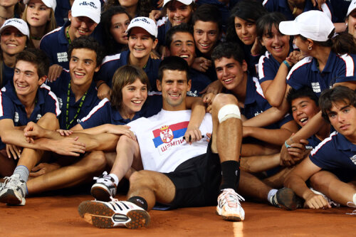Novak Djokovici înconjurat de copiii de mingi de la Madrid Foto: Guliver/GettyImages