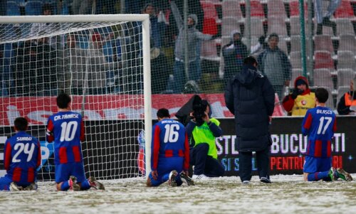 Jucătorii Stelei, în genunchi în faţa galeriei după 0-3 cu FC Braşov