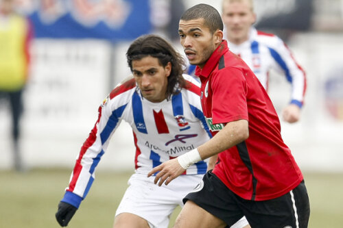 Nasser Menassel (în roşu) a marcat un gol pentru U Cluj în acest sezon, în 12 meciuri