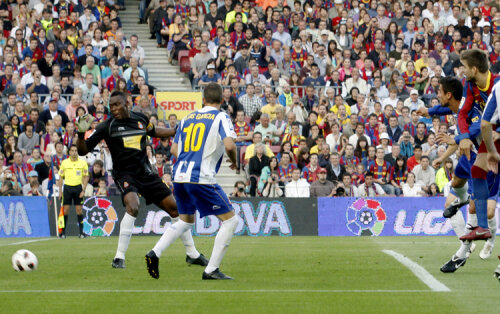 Protejat de Busquets, Pique (dreapta) s-a ridicat peste toţi şi a înscris lejer in poarta celor de la Espanol    Foto: Reuters