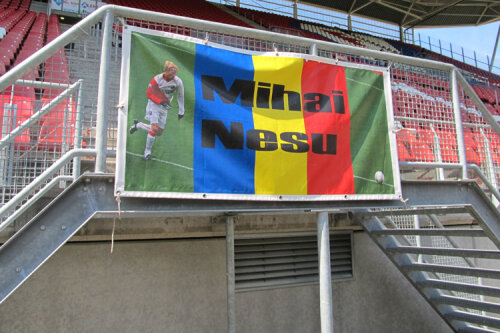Pe stadionul Galgenwaard din Utrecht nu lipseşte bannerul tricolor alături de imaginea lui Mihai Neşu Foto: Gabriel Berceanu (Utrecht)