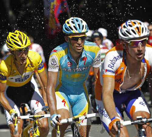Andy Schleck, Alberto Contador şi Denis Menchov, de la stînga la dreapta