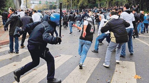 25 de suporteri și 9 polițiști au ajuns la spital după violențele de la Bursaspor - Beșiktaș