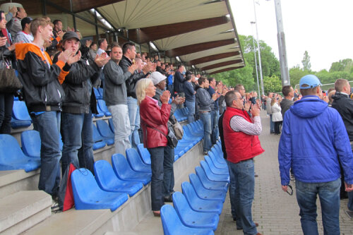 Suporterii lui Utrecht sînt solidari cu suferinţa lui Mihai Neşu Foto: Gabriel Berceanu (Utrecht/Olanda)