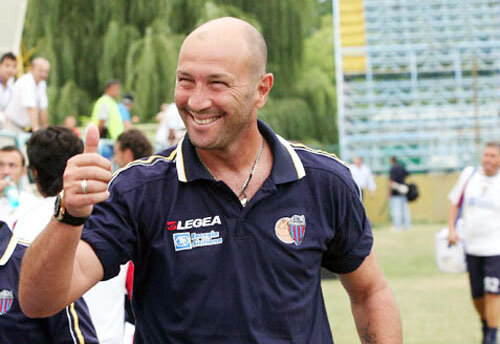 Zenga a luat titlul cu Steaua în 2005. În afară de clubul din Ghencea, peninsularul a mai activat la NE Revolution, FC Naţional, Steaua Roşie Belgrad, Gaziantep, Al Ain, Dinamo, Catania (foto), Palermo şi Al Nassr.