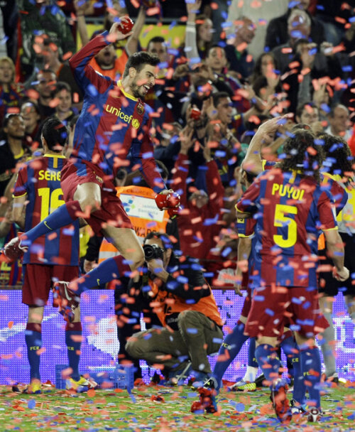 Pique a condus, alături de Xavi, atacul cu ardeii ordonaţi în lădiţe Foto: Reuters