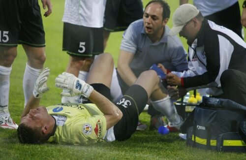 Buchta s-a accidentat în mai 2010, într-un meci cu Rapid