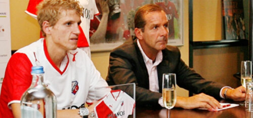 Mihai Nesu şi preşedintele van Dop în momentul semnării contractului, în 2008 foto: fc Utrecht