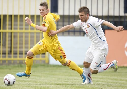 Himcinschi (stînga) a atras atenţia prin golul marcat împotriva cehilor la Campionatul European U 17