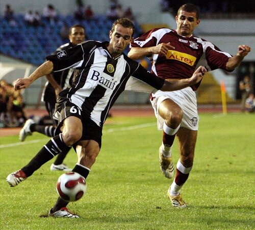 Bruno Amaro a jucat împotriva Rapidului în Cupa UEFA, această imagine fiind din meciul de la Madeira, în care giuleştenii au pus ochii pe Juliano Spadacio