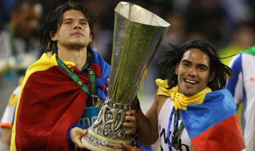 Cristian Săpunaru şi Radamel Falcao Foto: Reuters