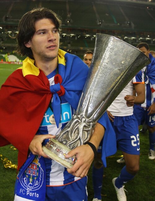 Cristian Săpunaru ţînînd în braţe trofeul Europa League