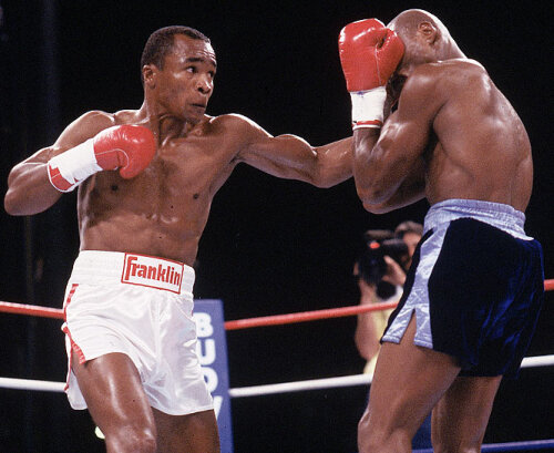 Sugar Ray Leonard (stînga), în ring