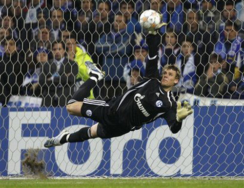 Intervenţiile lui Neuer au dus-o pe Schalke 04 pînă în semifinalele Ligii Campionilor