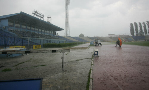 Ploaia infernală a oprit meciul aproape 2 ore Foto: Darius Mitrache