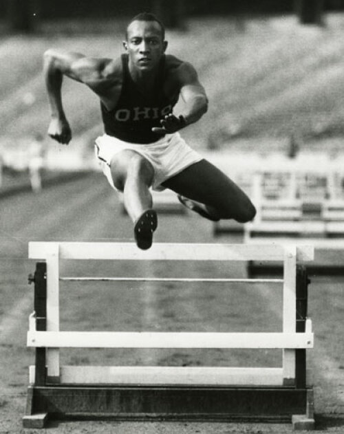 1935. Owens ia gardurile la mînă și stabilește un nou record mondial