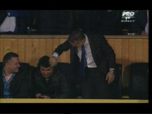 Imagini amuzante la finalul partidei dintre Steaua şi Dinamo (2-1)