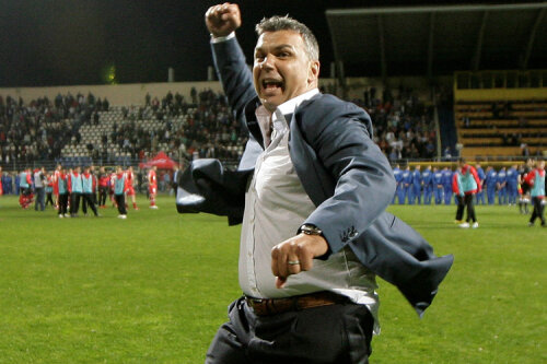 Cosmin Olăroiu şi-a anunţat jucătorii în vestiar că nu va rămîne la Steaua şi în stagiunea următoare