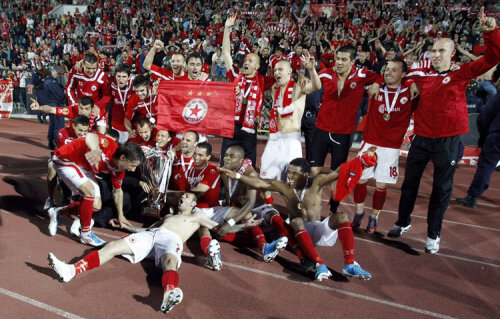 Bucuria jucătorilor lui ŢSKA după cîştigarea trofeului