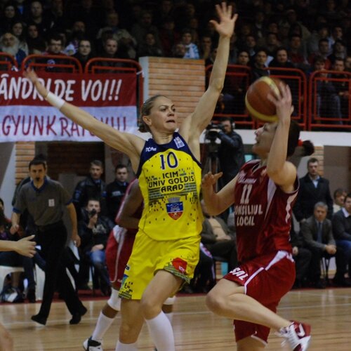 Monica Brosovszky (stînga)