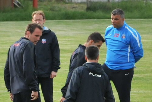 Cosmin Olăroiu (în albastru)