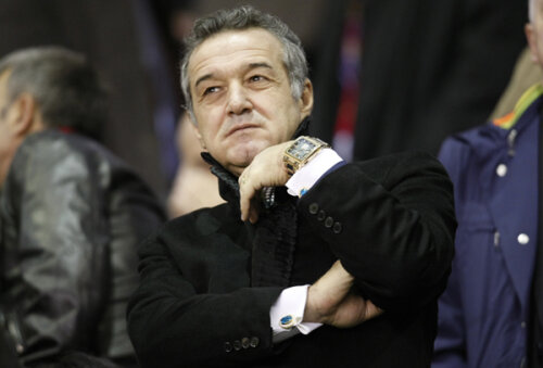 Gigi Becali a renunţat la încercările de a-l convinge pe Olăroiu să rămînă pe banca Stelei