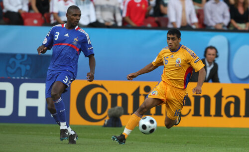 Bănel Nicoliţă, în meciul cu Franţa de la Euro 2008, în duel cu barcelonezul Abidal