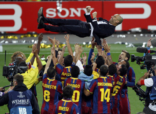 Pep Guardiola sărbătoreşte cu fotbaliştii săi cîştigarea Ligii Campionilor