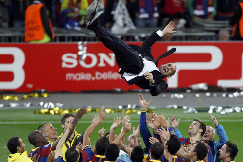 Mai tînăr cu 81 de zile decît portarul Van der Sar, Guardiola a anunțat la Londra că nu va pleca de la Barcelona  Foto: Reuters