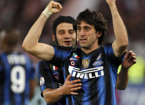 Cristi Chivu felicitîndu-l pe marcatorul ultimului gol al finalei, Diego Milito