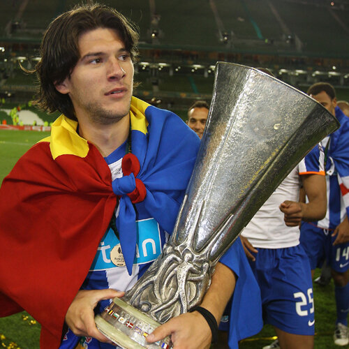 Săpunaru, cu tricolorul
de gît și cu cel mai
important trofeu din cariera
lui, Europa Legue
Foto: Guliver / GettyImages