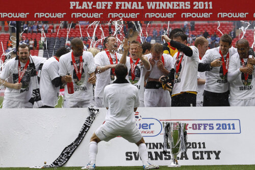 Jucătorii lui Swansea sărbătoresc promovarea în Premier League și revenirea după 28 de ani în divizia de top
Foto: Reuters