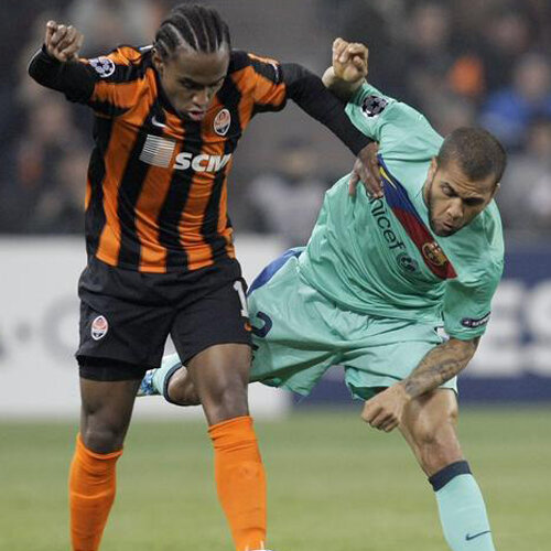Willian (stînga) în duel cu barcelonezul Dani Alves