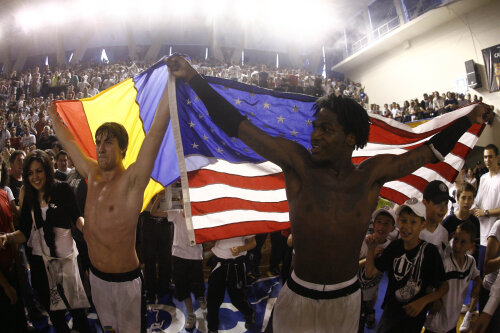 Tyler Morris (în stînga, cu steagul României) şi Kyndall Dykes