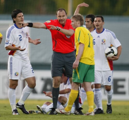Eriksson a acordat cinci “galbene” în meciul Lituania - România 0-1, două “tricolorilor” Apostol și Dănciulescu
FOTO: Raed Krishan
