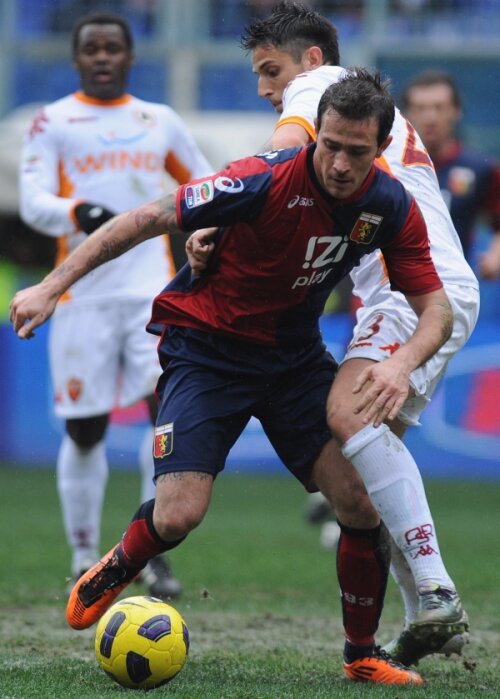 Floro Flores (stînga) a dat assisturile la primele două goluri reușite de Genoa în revenirea (4-3) contra Romei Foto: Gulliver/GettyImages