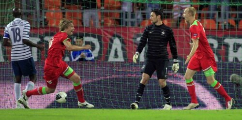 Bielorușii, în tricouri roșii, jubilează după autogolul lui Abidal, portarul Lloris e neputincios Foto: Reuters