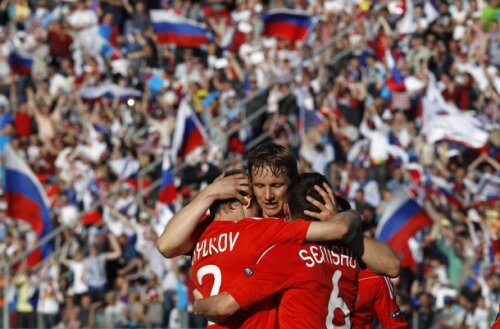 Anyukov îl felicită pe Pavlyuchenko pentru golul egalizator