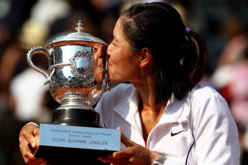 Na Li sărutînd trofeul de la Roland Garros, cel mai mare cucerit de ea pînă acum Foto: Guliver/GettyImages