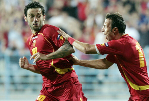 Radomir Djalovici (stînga) şi Elsad Zverotici, bucurîndu-se după ce primul a deschis scorul în faţa Bulgariei
