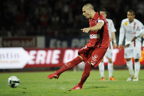 Sebastian Ribas marcînd unul din cele 24 de goluri pentru Dijon în sezonul precedent