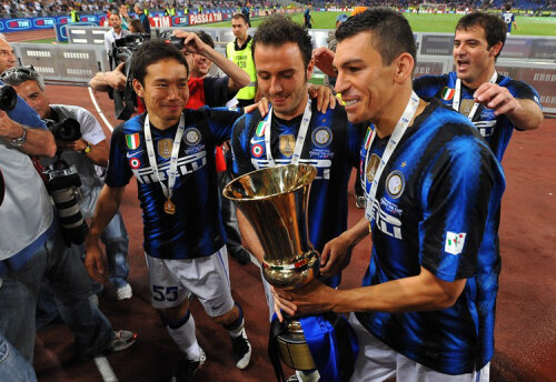 Brazilianul Lucio (dreapta) a cîştigat Cupa Italiei la ultimul meci jucat pentru Inter