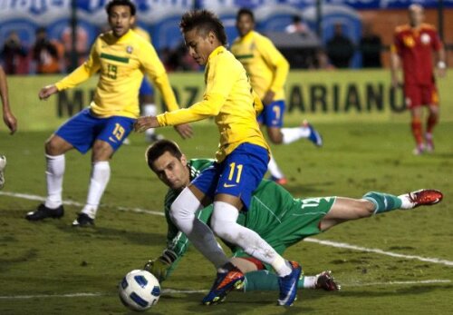 Tătărușanu nu a reușit să îl oprească pe Neymar (11), care a centrat pentru golul lui Fred Foto: Agerpres