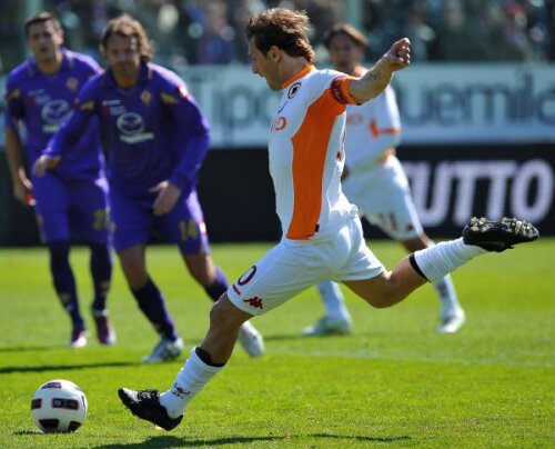 Totti marchează
într-unul din
meciurile suspecte,
cu Fiorentina lui Mutu
f MediafaxFoto