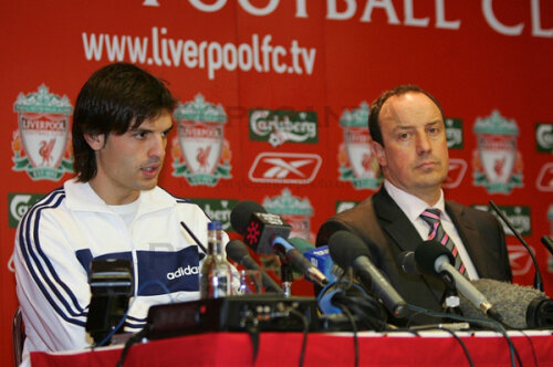 Fernando Morientes, alături de Rafa Benitez într-o conferinţă de presă la Liverpool