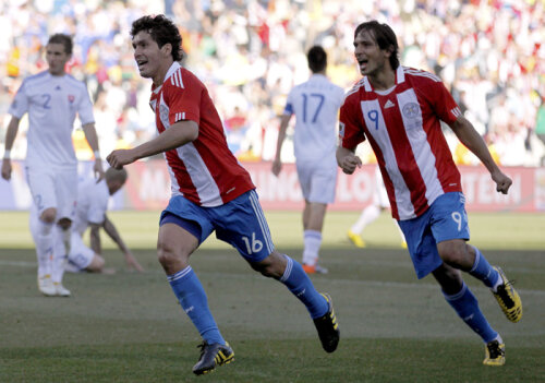 Roque Santa Cruz (dreapta), fost atacant la Bayern Munchen, este vedeta Paraguayului